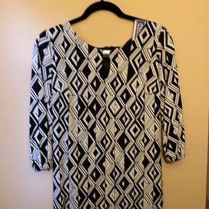 Kenar Dress Women size 6. Black and White design. Zipper back 3/4 sleeves